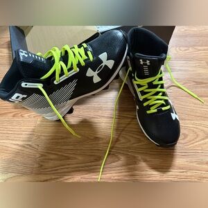 NIB(New In Box) Under Armour (UA) Hammer Mid RM Football Cleats White/Black SZ 6